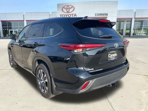 Used 2022 Toyota Highlander XLE AWD/4WD image 3