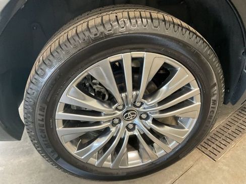 Used 2023 Toyota Venza Limited image 7