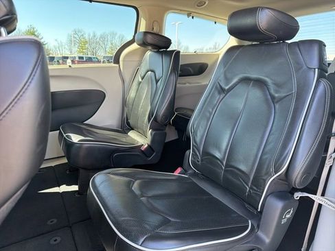 Used 2023 Chrysler Pacifica Limited FWD image 16