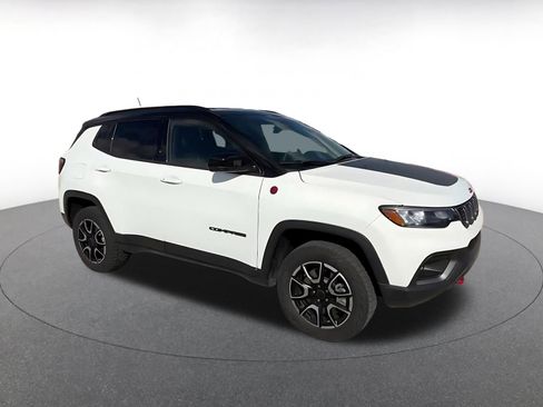 Used 2025 Jeep Compass Trailhawk image 2