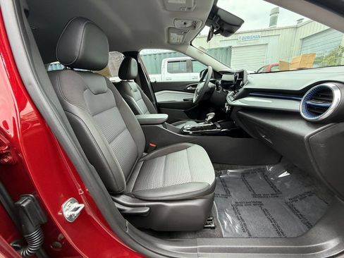 Used 2025 Chevrolet Trax LT FWD image 25
