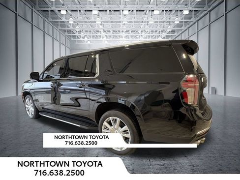 Used 2023 Chevrolet Suburban High Country AWD/4WD image 4