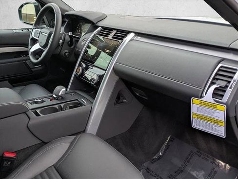 Certified 2025 Land Rover Discovery Dynamic SE image 25