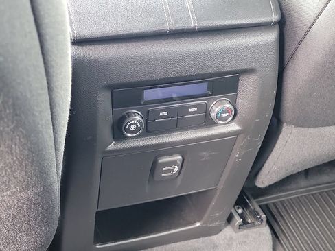 Used 2023 Chevrolet Traverse LT FWD image 18