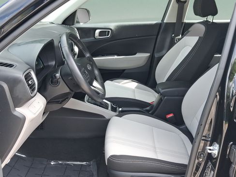 Used 2025 Hyundai Venue SEL FWD image 19