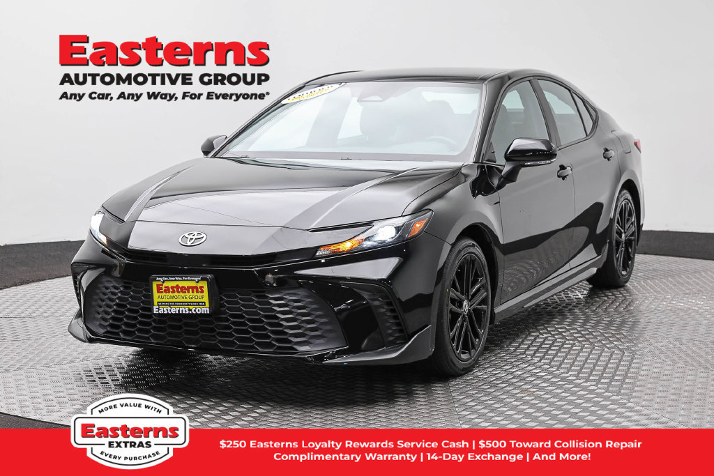 Used 2025 Toyota Camry SE FWD image 1