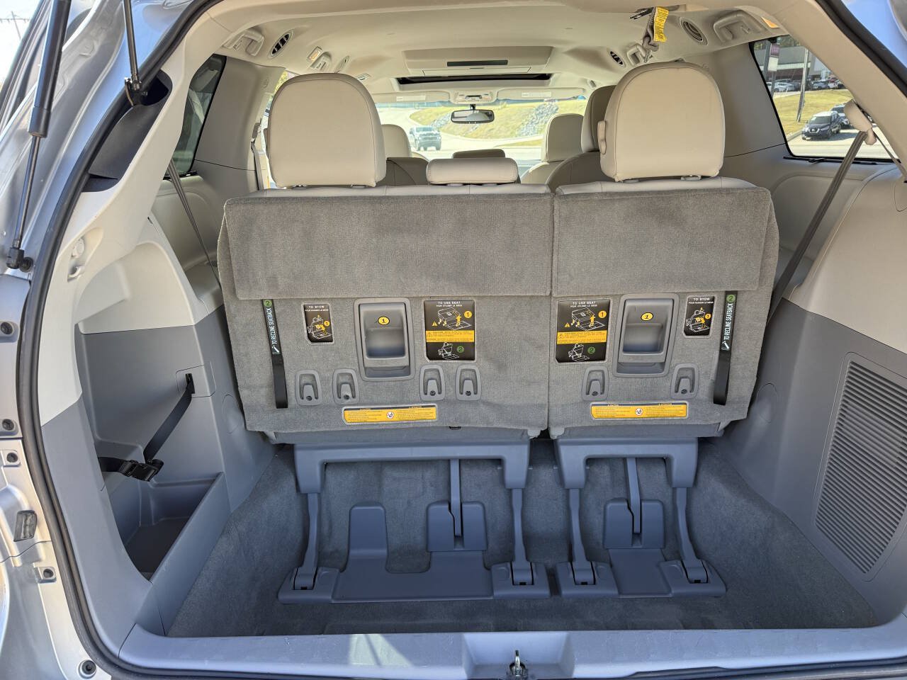 Used 2011 Toyota Sienna XLE w/ Entertainment Pkg FWD image 11