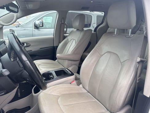 Used 2020 Chrysler Pacifica Touring-L Plus FWD image 12