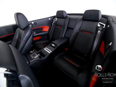 Used 2019 Rolls-Royce Dawn RWD image 18