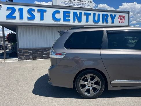 Used 2017 Toyota Sienna SE Premium FWD image 13
