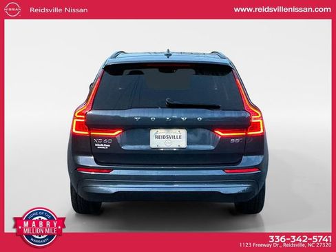 Used 2022 Volvo XC60 B5 Momentum image 5