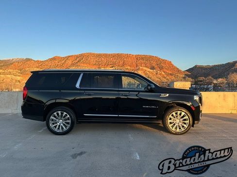 Used 2023 GMC Yukon XL Denali image 3