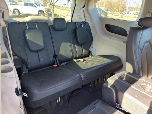 Used 2020 Chrysler Pacifica Touring-L Plus w/ Tire & Wheel Group image 15