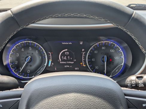 Used 2023 Chrysler Pacifica Touring-L AWD/4WD image 21