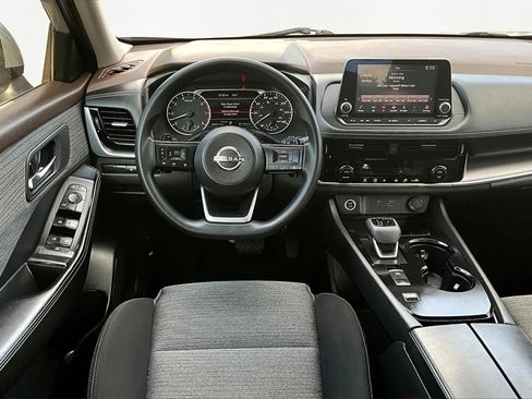 Used 2022 Nissan Rogue SV image 5