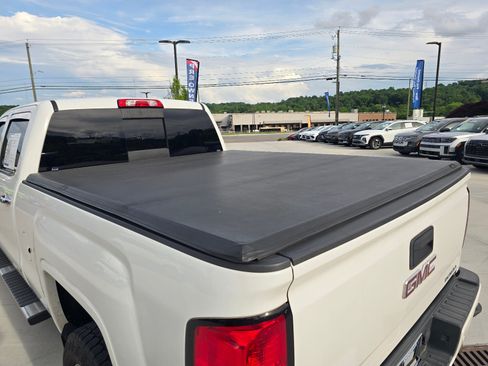 Used 2017 GMC Sierra 2500 Denali w/ Duramax Plus Package AWD/4WD image 11