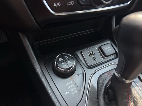 Used 2019 Jeep Cherokee Trailhawk AWD/4WD image 20