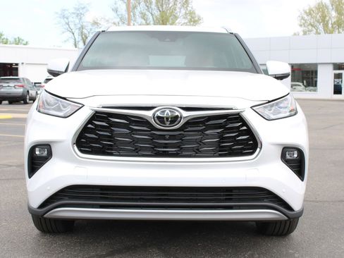 New 2026 Toyota Highlander Platinum AWD/4WD image 3