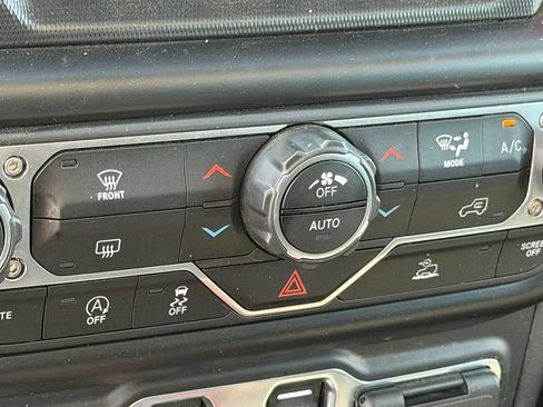 Used 2022 Jeep Gladiator Rubicon w/ LED Lighting Group AWD/4WD image 22