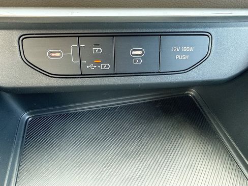 Used 2025 Kia Carnival FWD image 28