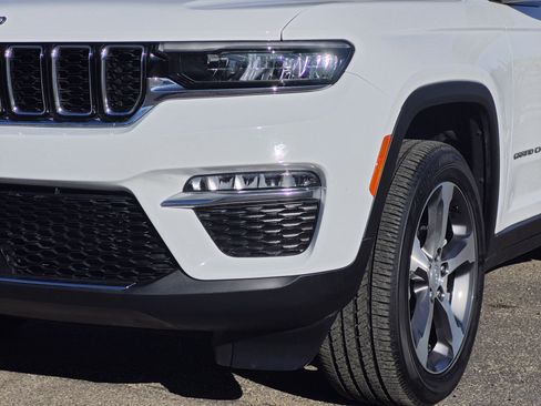 Certified 2023 Jeep Grand Cherokee Limited w/ Trailer Tow Prep Group (B) image 9