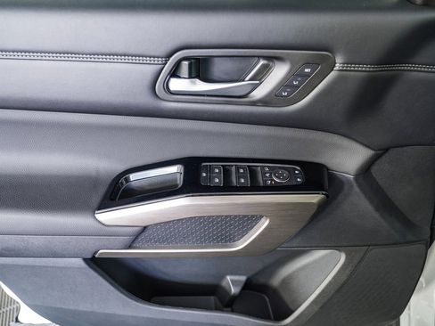 Certified 2025 Nissan Pathfinder Platinum image 23