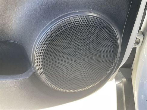 Used 2020 Nissan Kicks S image 22