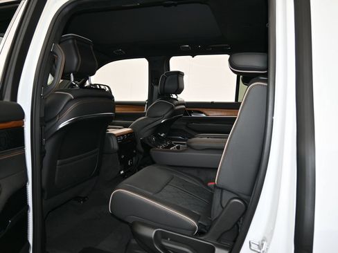 Used 2024 Jeep Grand Wagoneer Series III AWD/4WD image 31