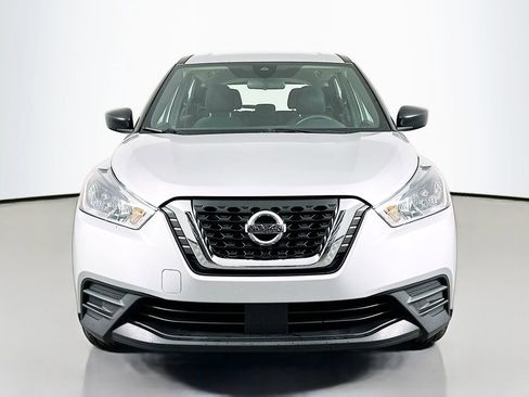 Used 2020 Nissan Kicks S image 3