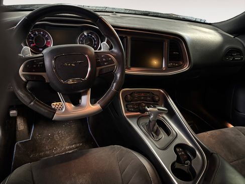 Used 2015 Dodge Challenger SRT image 10