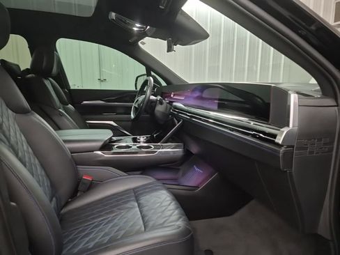 Certified 2025 Cadillac Escalade IQ Luxury 1 w/ Smart Trailering package image 24