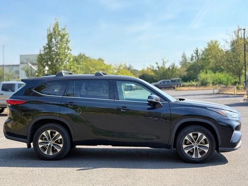 Used 2020 Toyota Highlander XLE AWD/4WD image 5