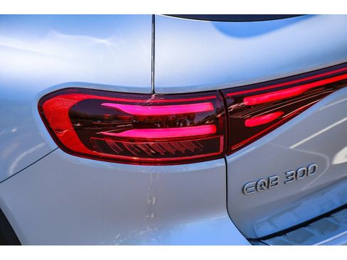 Used 2024 Mercedes-Benz EQB 300 4MATIC image 8