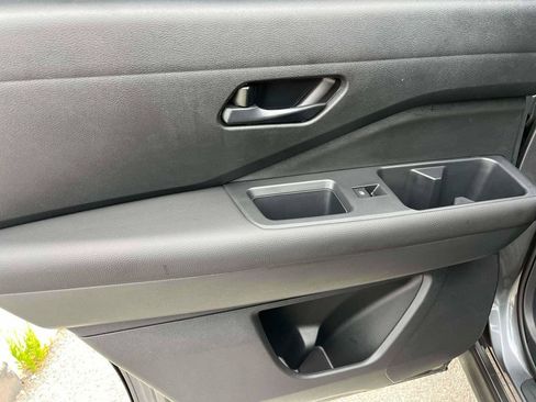 Used 2025 Nissan Pathfinder S FWD image 5