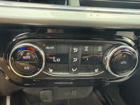 Used 2025 Chevrolet Trax LT w/ LT Convenience Package FWD image 14
