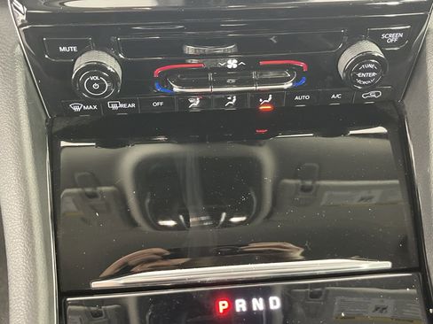 Used 2023 Jeep Grand Cherokee Laredo image 20