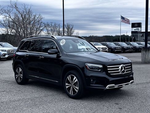 Used 2025 Mercedes-Benz GLB 250 4MATIC image 1