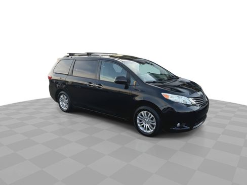 Used 2017 Toyota Sienna XLE image 2