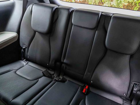 Certified 2023 Kia Carnival LX image 23