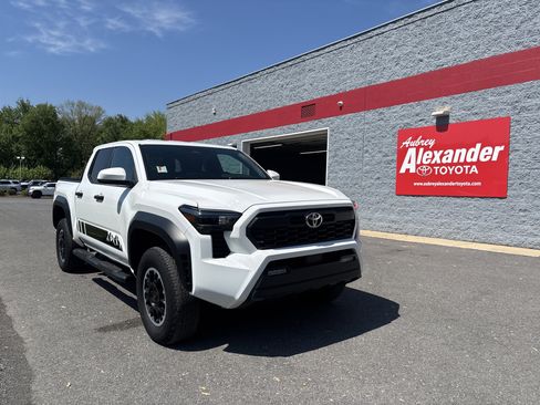Certified 2024 Toyota Tacoma TRD Off-Road AWD/4WD image 2