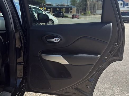 Used 2017 Jeep Cherokee Overland w/ Technology Group FWD image 32