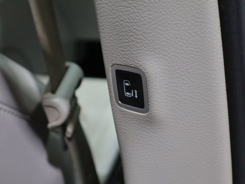 Used 2021 Chrysler Pacifica Touring-L FWD image 24