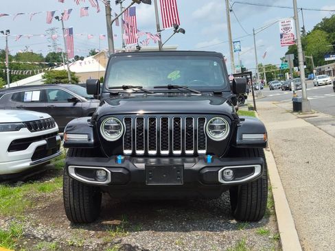 Used 2022 Jeep Wrangler Unlimited Sahara w/ Cold Weather Group AWD/4WD image 3