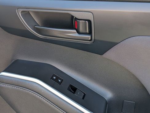 Used 2024 Toyota Highlander LE image 34