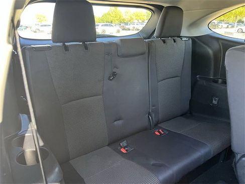Used 2023 Toyota Highlander LE image 32