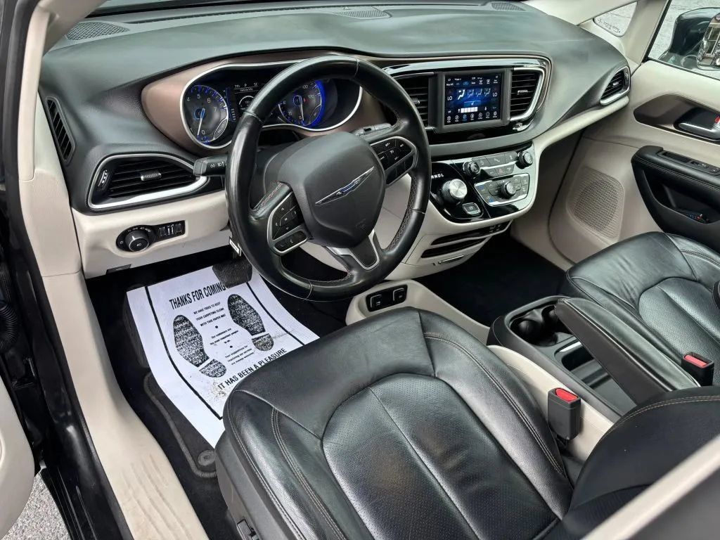 Used 2018 Chrysler Pacifica Touring-L FWD image 2