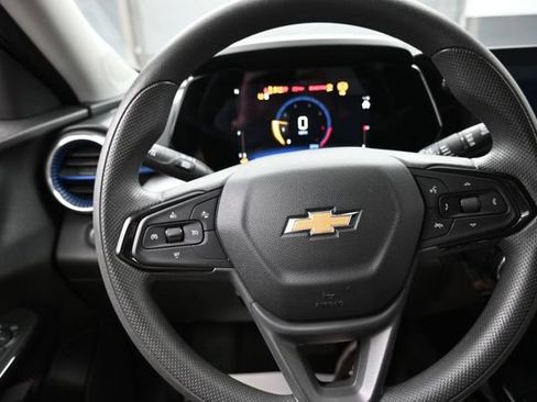 Used 2025 Chevrolet Trax LT FWD image 8