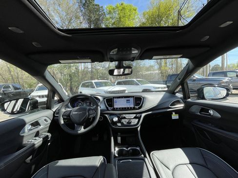 New 2026 Chrysler Pacifica Limited image 14