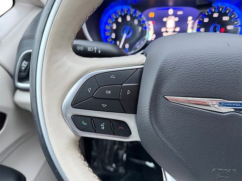 Used 2020 Chrysler Pacifica Limited image 22