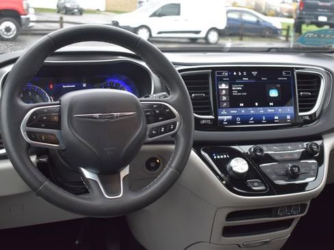 Used 2023 Chrysler Pacifica Touring-L FWD image 19
